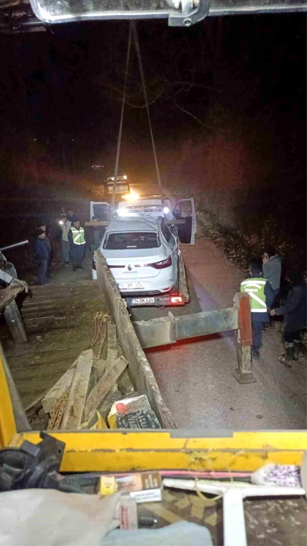 Bartın'da Otomobil Şarampole Yuvarlandı, 2 Genç Burnu Bile Kanamadan Kurtuldu