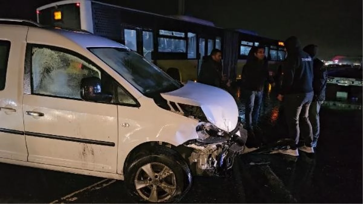 Başakşehir'de arıza yapan otomobil zincirleme kaza yaptı: 3 yaralı