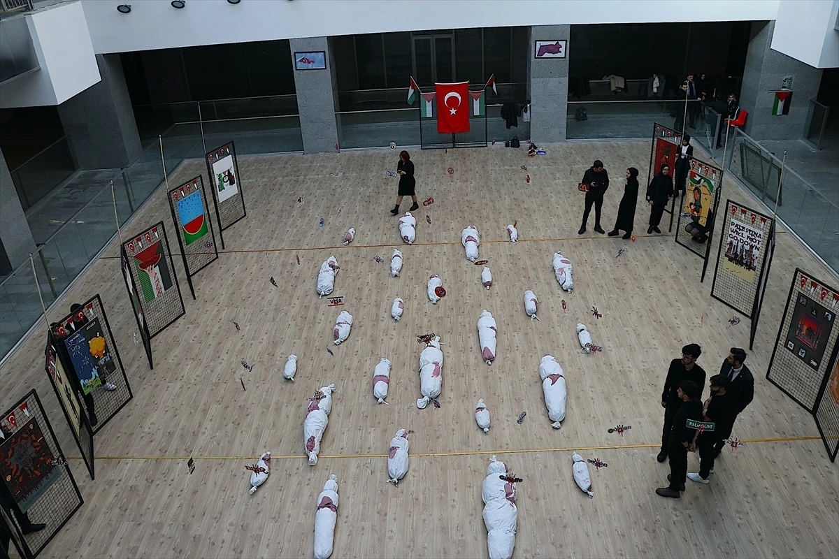 Bayburt Üniversitesi öğrencileri Filistin'e yönelik saldırıları anlatan sergi açtı