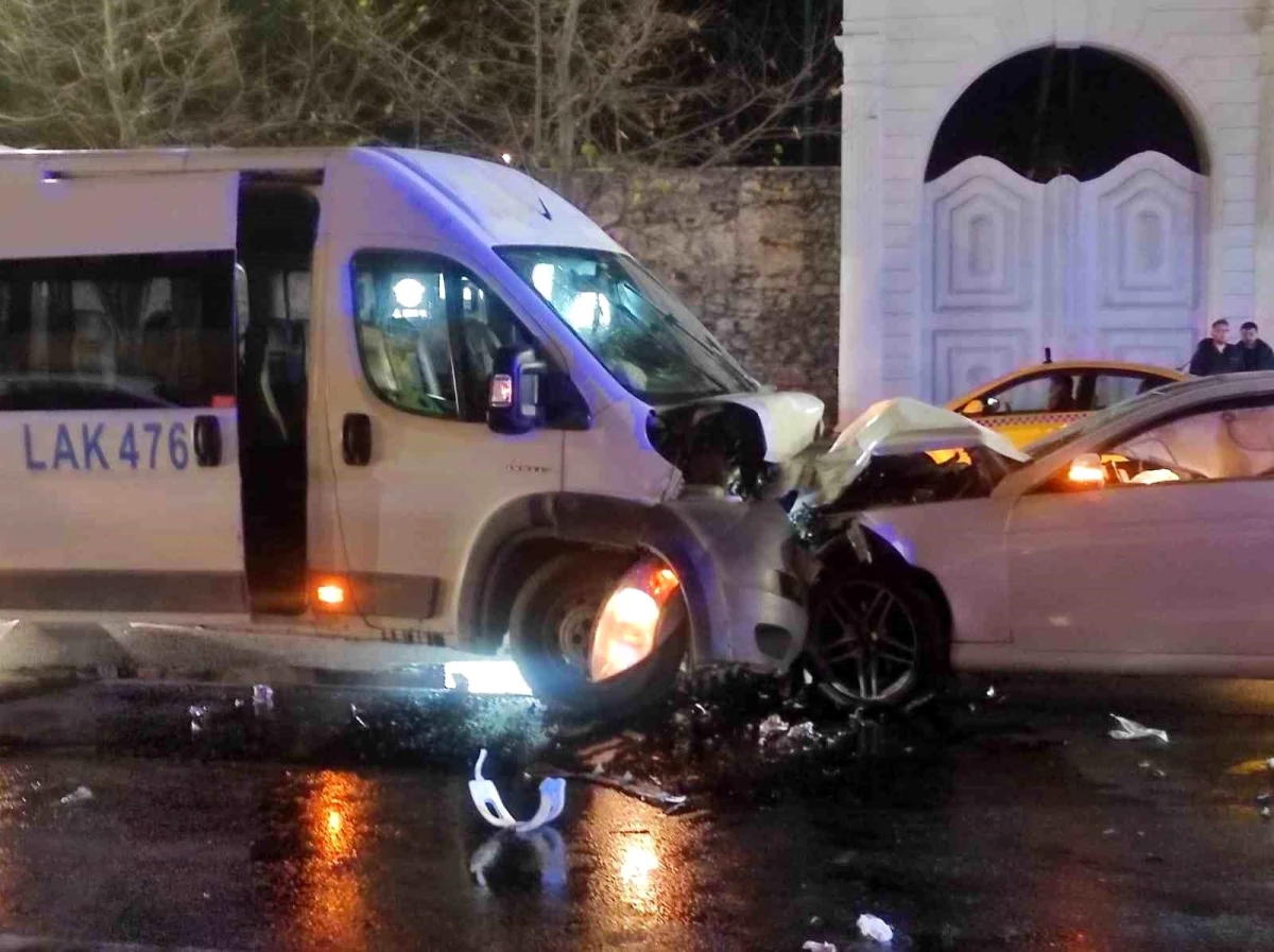 Beşiktaş'ta Otomobil ve Servis Aracı Kafa Kafaya Çarpıştı: 9 Yaralı