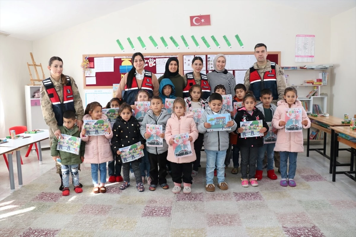 Bingöl İl Jandarma Komutanlığı Öğrencilere Karne Hediyesi Verdi