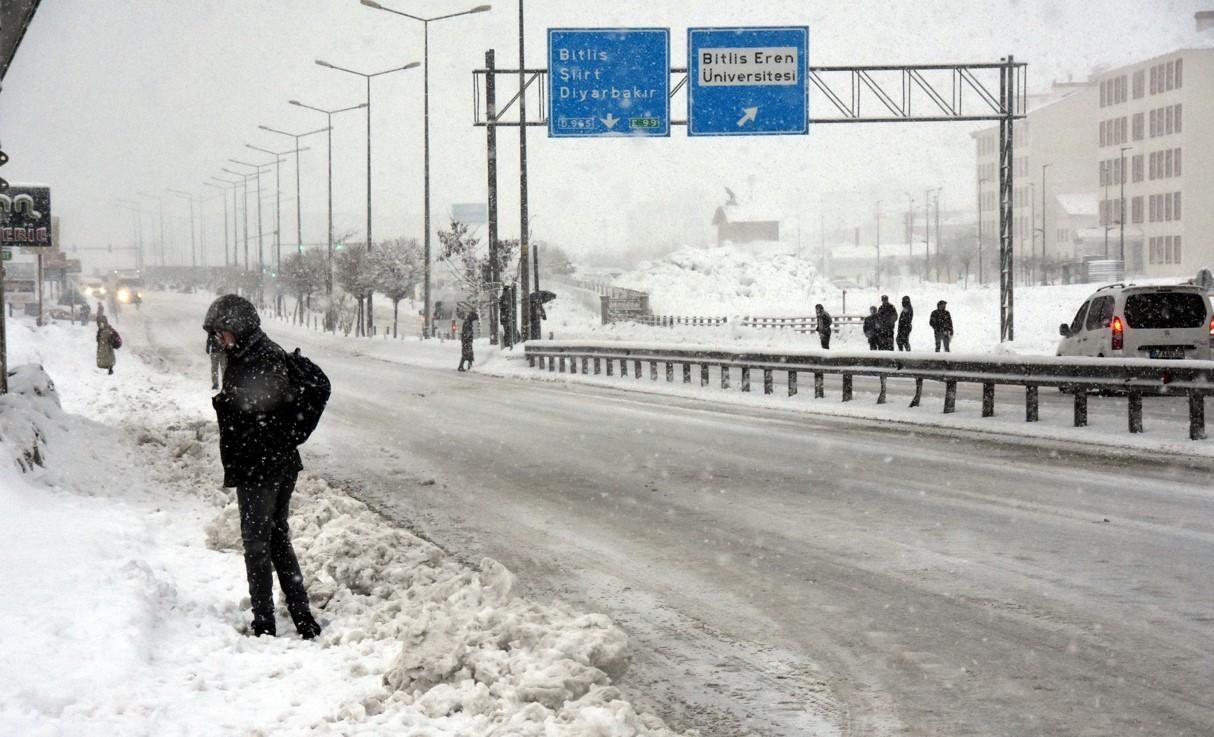 Bitlis'te eğitime kar engeli! 44 köy yolu kapandı