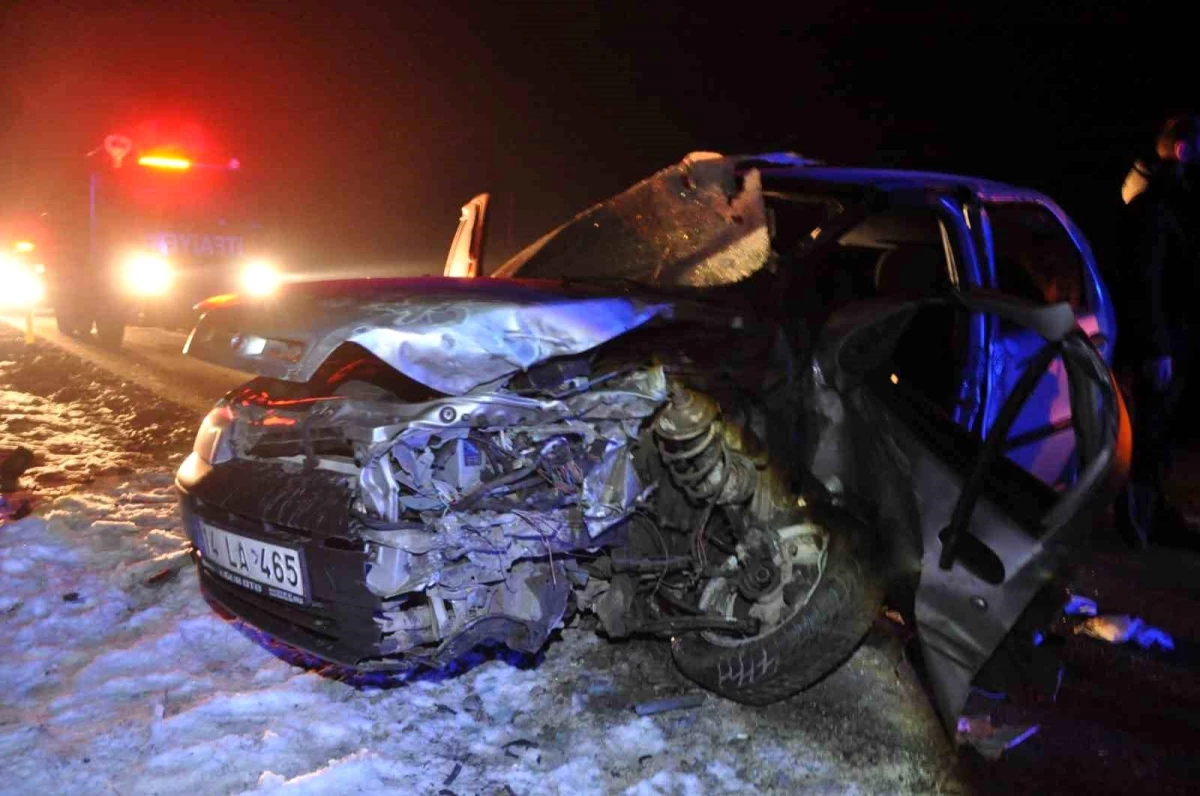 Bolu'da otomobil ile canlı tavuk yüklü kamyon çarpıştı: 2 yaralı