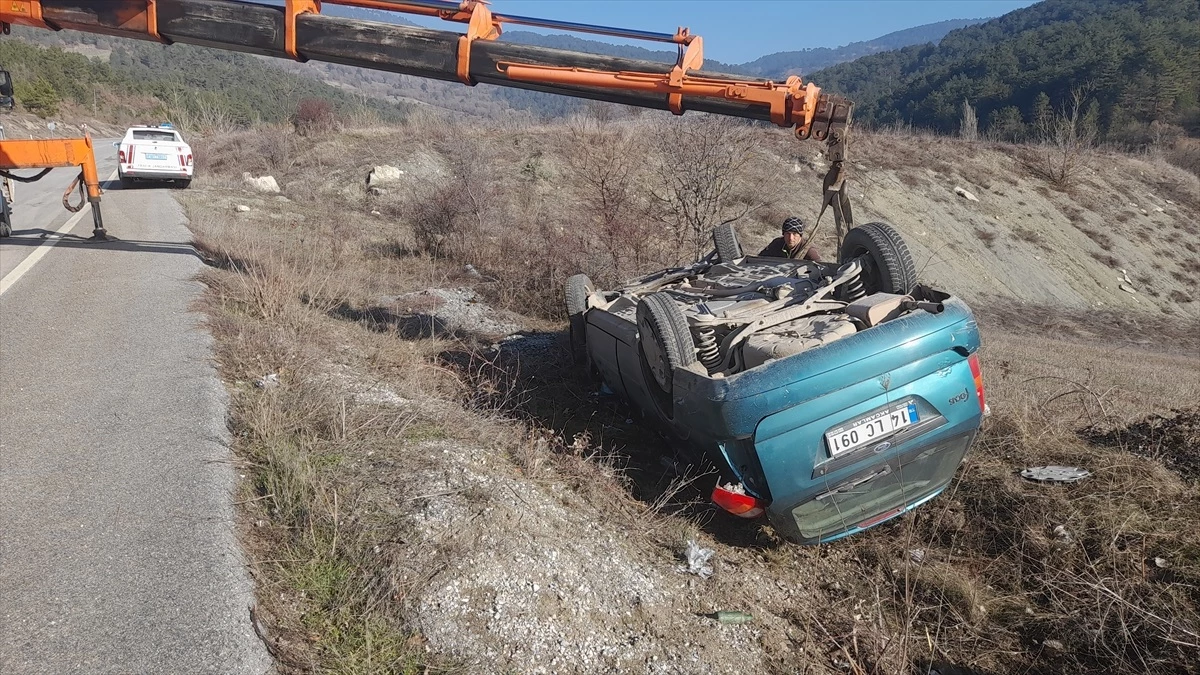 Bolu'da Şarampole Devrilen Otomobilde Karı Koca Yaralandı