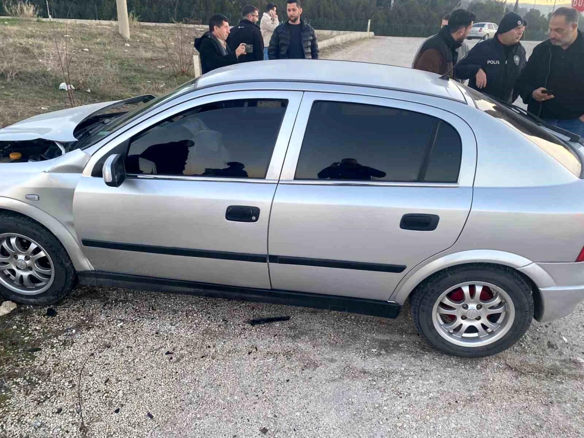 Burdur'da Kavşakta Çarpışan Otomobillerde 3 Kişi Yaralandı