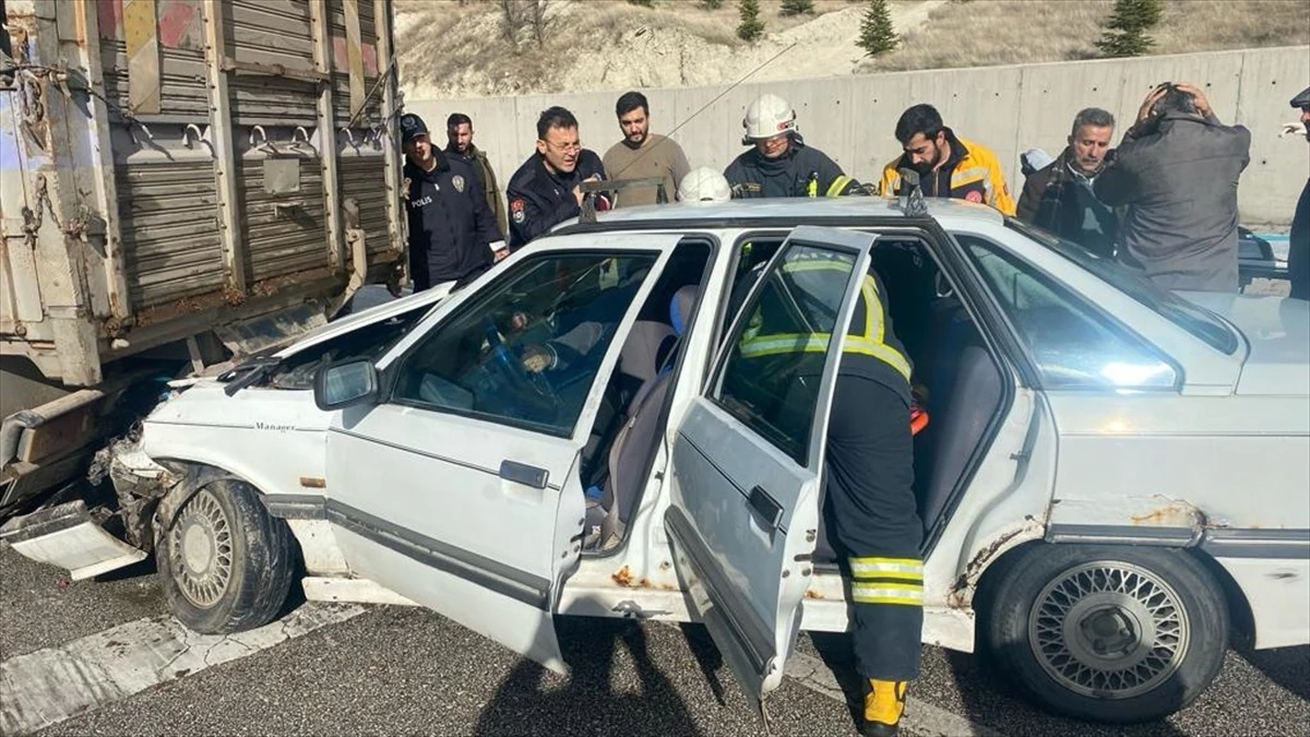 Burdur'da Otomobil ve Kamyonet Çarpışması: 4 Yaralı