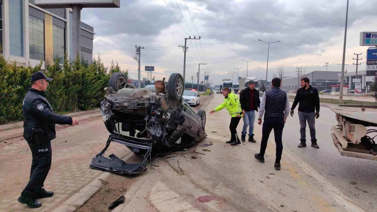 Bursa'da kontrolden çıkan otomobil taklalar atarak karşı şeride geçti