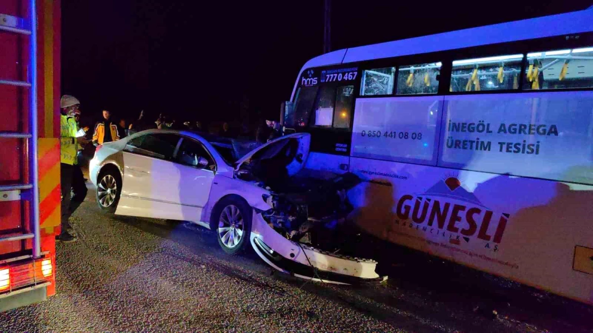 Bursa'da trafik kazası: Halk otobüsü ile otomobil kafa kafaya çarpıştı, 7'si yolcu 9 kişi yaralandı