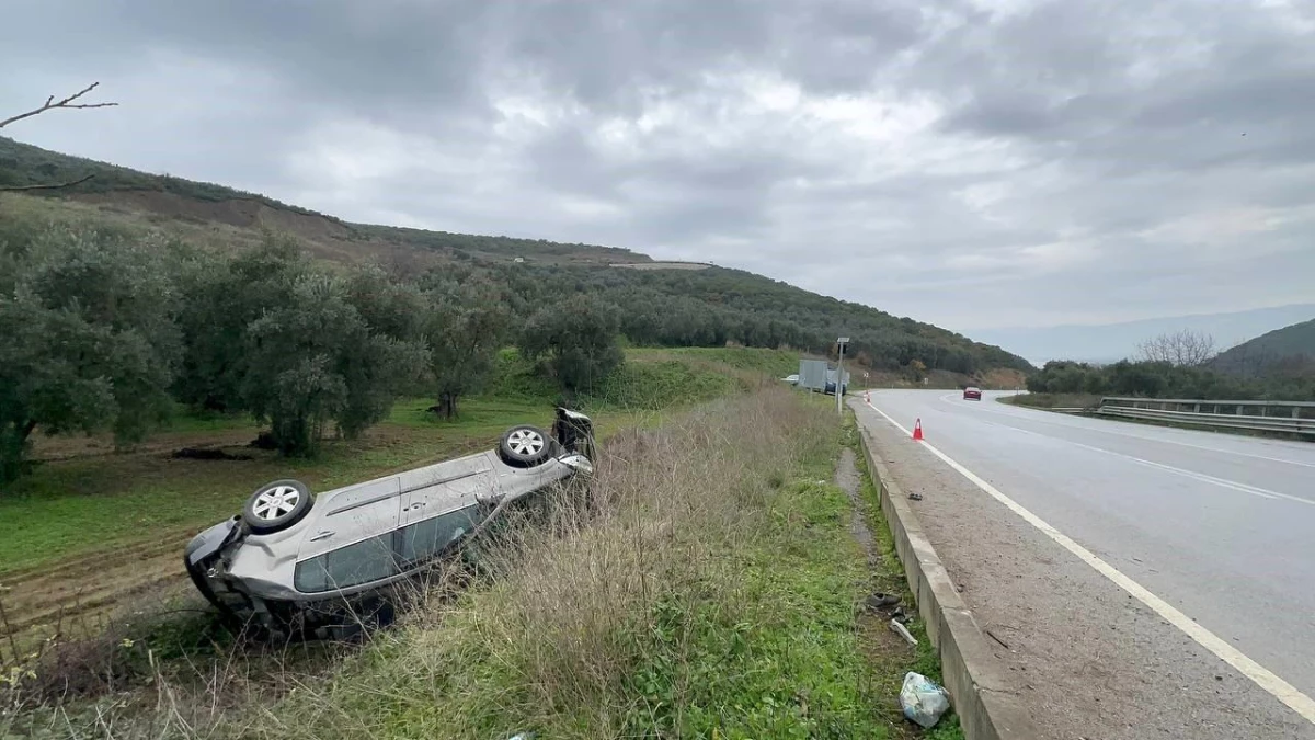 Bursa'da Virajı Alamayan Otomobil Tarlaya Uçtu: 2 Yaralı