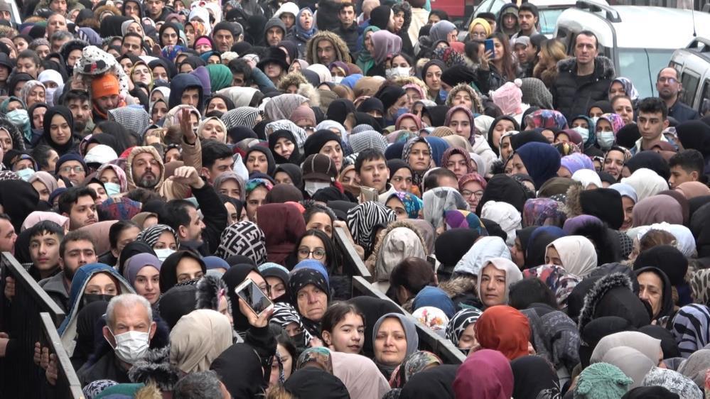 Bursa'da züccaciye mağazası açılışında izdiham: Baygınlık geçirenler oldu