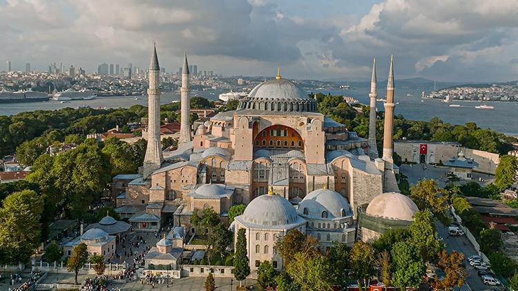 Çalışmalar sona erdi... Yabancı turistler için 'Ayasofya' kararı: 25 euro giriş ücreti ödeyecekler