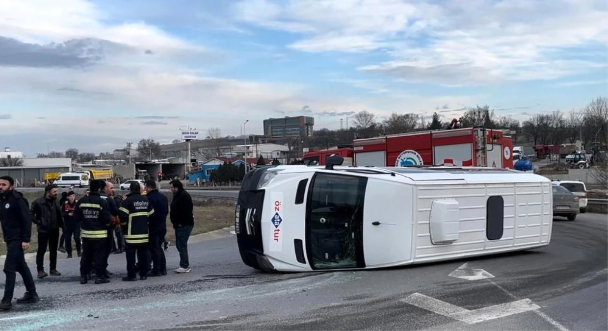 Çerkezköy'de otomobilin çarptığı servis minibüsü devrildi