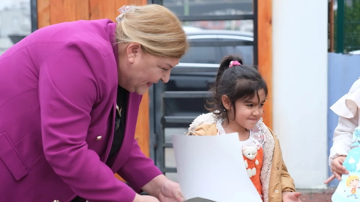 Ceyhan Belediye Başkanı Hülya Erdem, öğrencilere karne hediyesi verdi