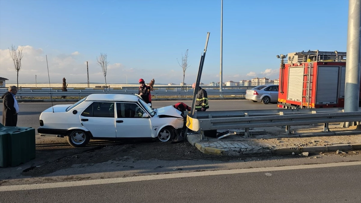 Çorum'da otomobilin çelik bariyerlere çarptığı kazada 2 kişi yaralandı