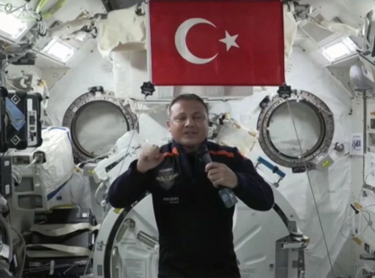 Cumhurbaşkanı Erdoğan, ilk Türk astronot Alper Gezeravcı ile görüşüyor