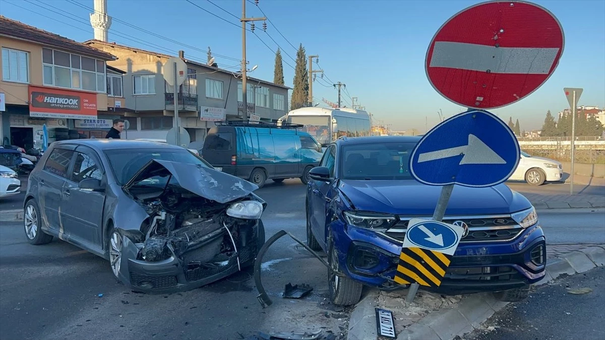 Darıca'da Otomobil ile SUV Çarpıştı: 3 Yaralı