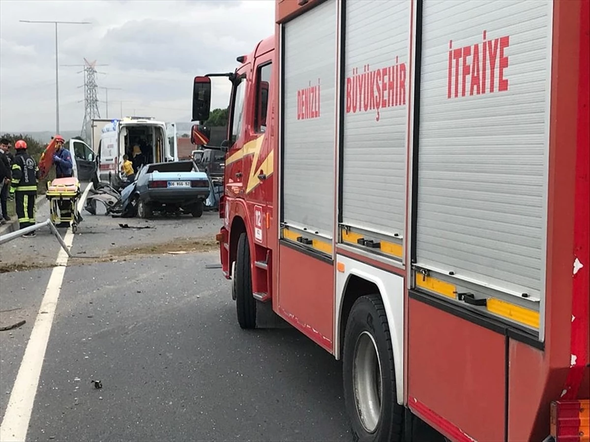 Denizli'de otomobil aydınlatma direğine çarptı: 3 yaralı