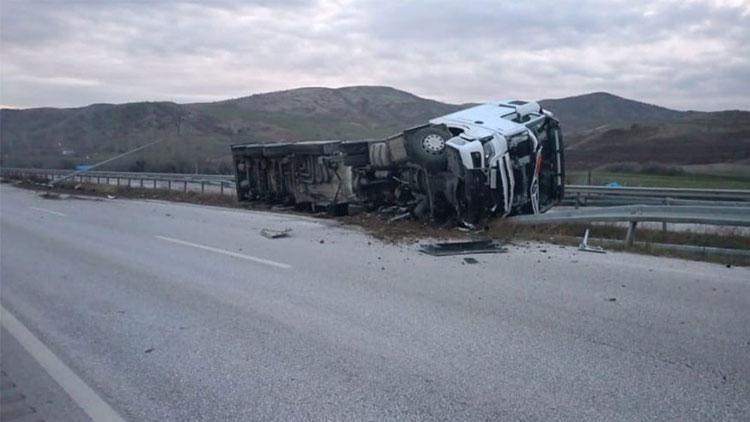 Devrilen akaryakıt tankerinin sürücüsü yaralandı, karayolu trafiğe kapandı