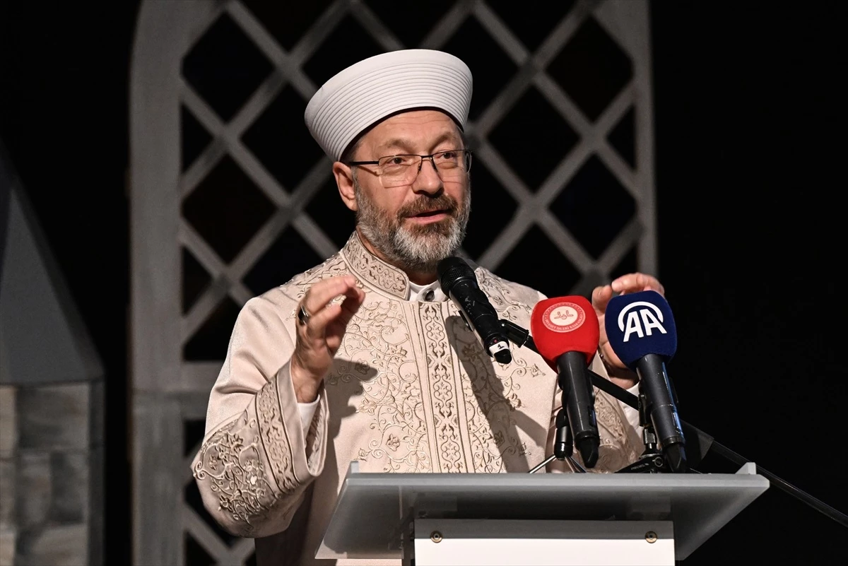 Diyanet İşleri Başkanı Ali Erbaş, devlet korumasındaki çocuklara yönelik sanat projesine katıldı