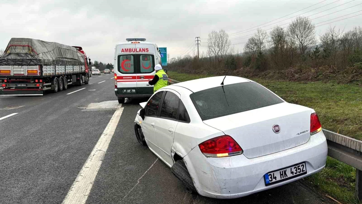 Düzce'de Lastiği Patlayan Otomobil Bariyerlere Çarptı