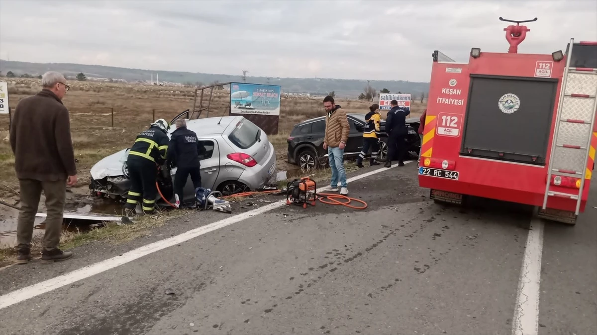 Edirne'de Otomobil Kazası: 2 Kişi Hayatını Kaybetti