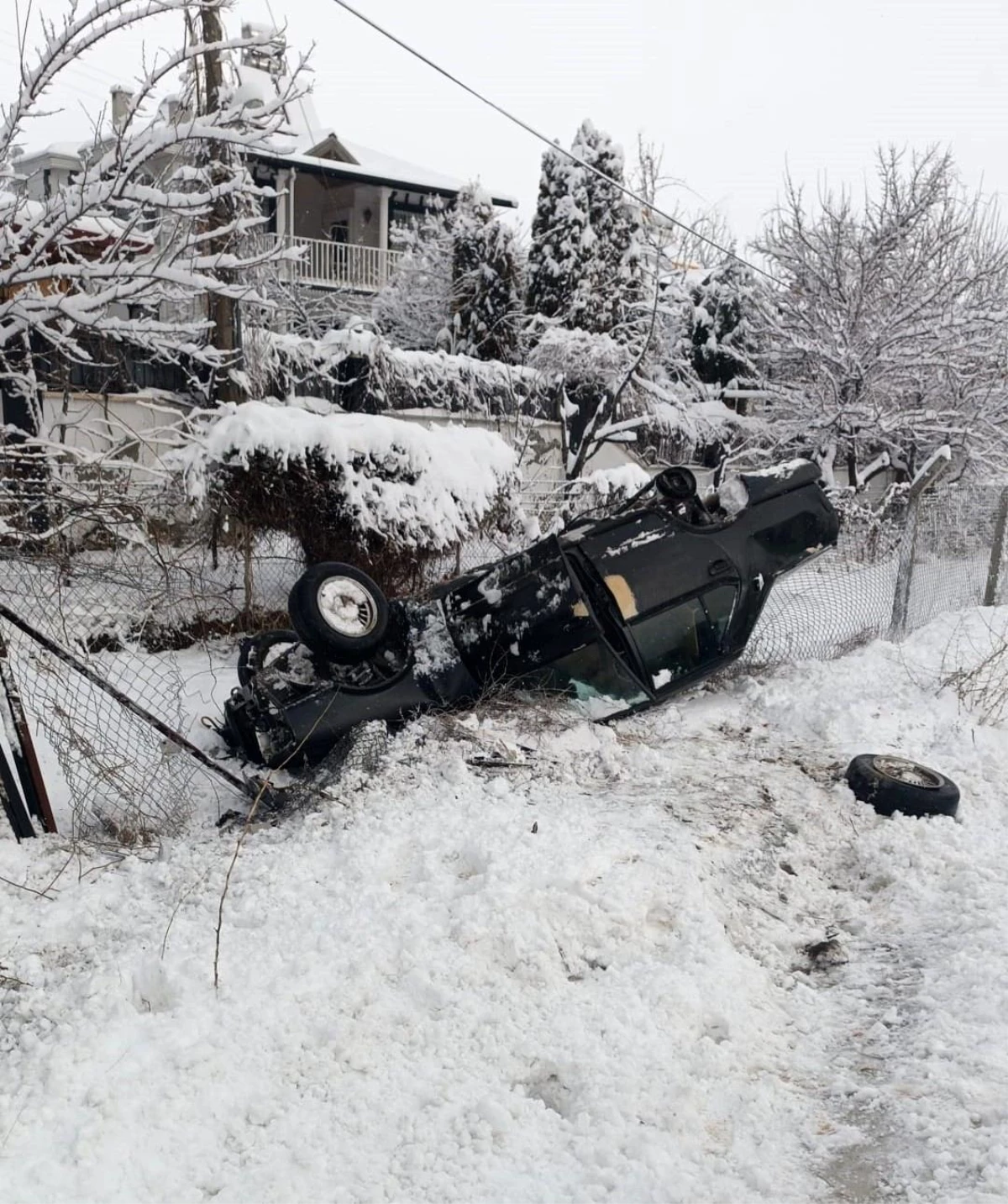 Elazığ'da kar yağışı nedeniyle otomobil şarampole devrildi, 5 kişi yaralandı