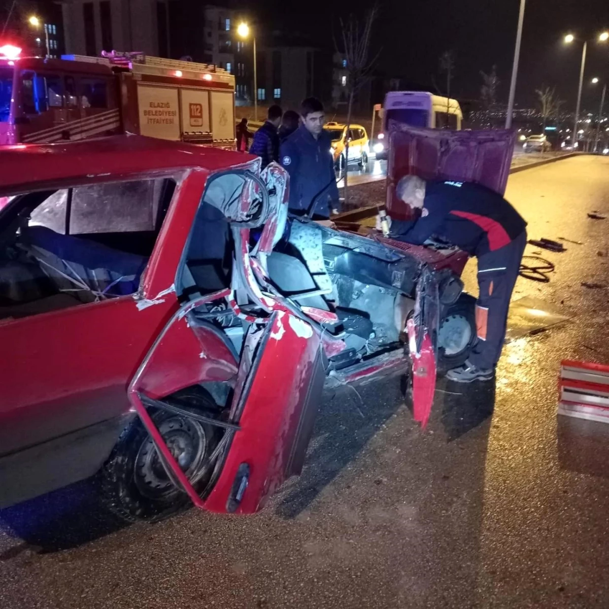 Elazığ'da Kontrolden Çıkan Otomobil Tırın Altına Girdi