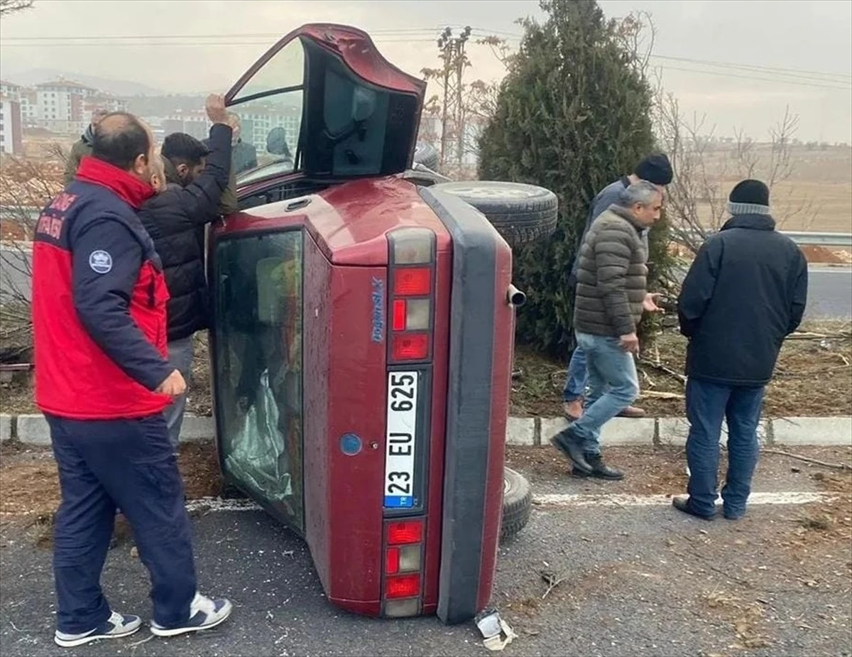 Elazığ'da Otomobil Devrildi: 4 Kişi Yaralandı