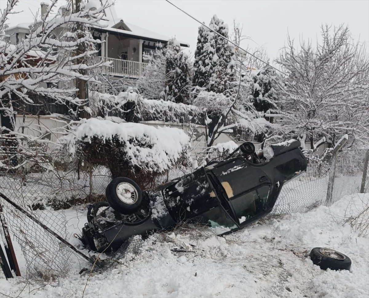 Elazığ'da otomobil devrildi, 5 kişi yaralandı