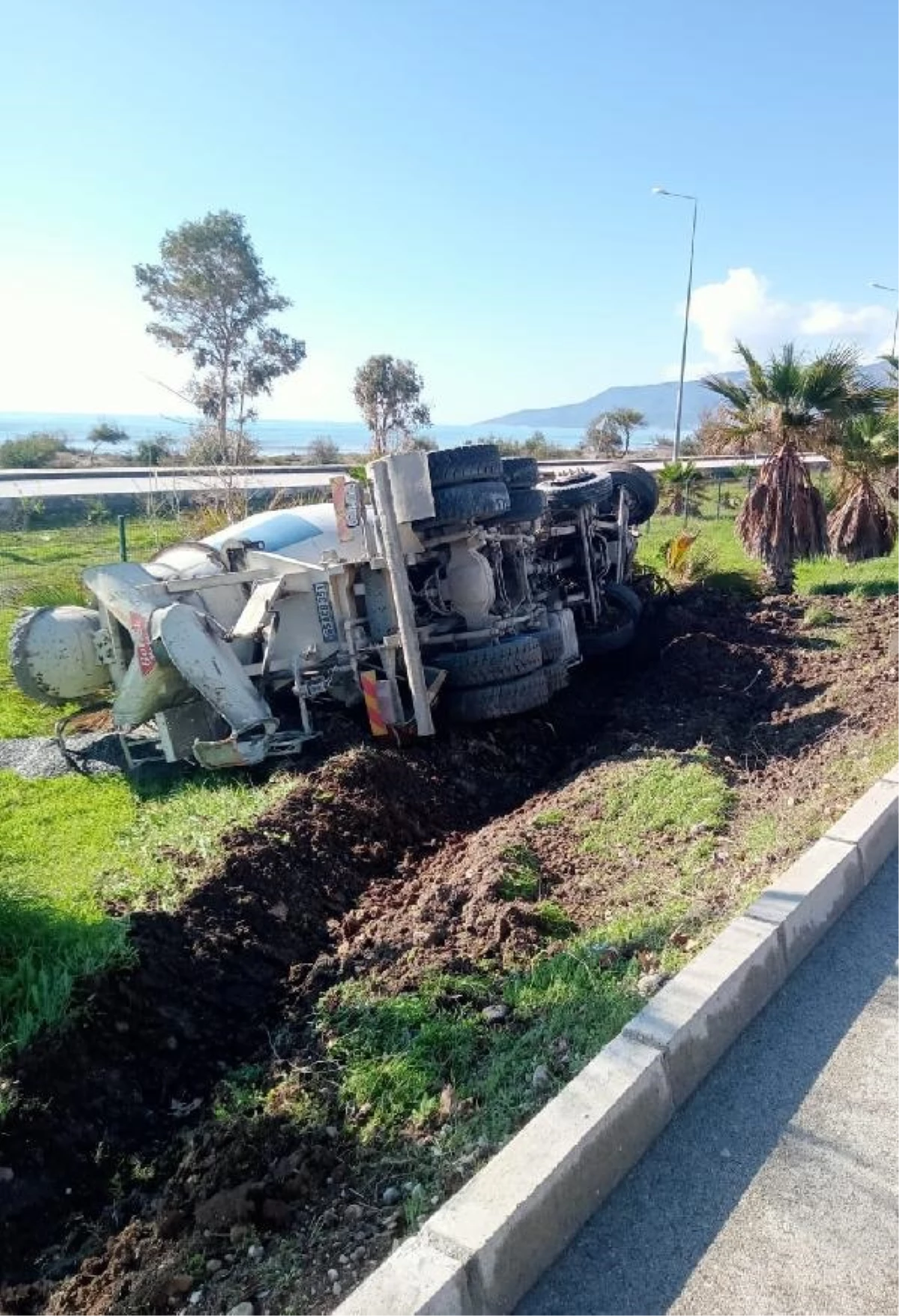 Emniyet şeridinde bekleyen otomobile beton mikseri çarptı: 1 ölü