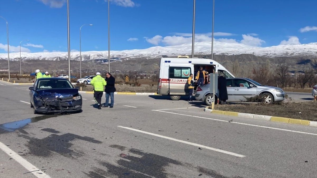 Erzincan'da Otomobil Çarpışması: 3 Kişi Yaralandı