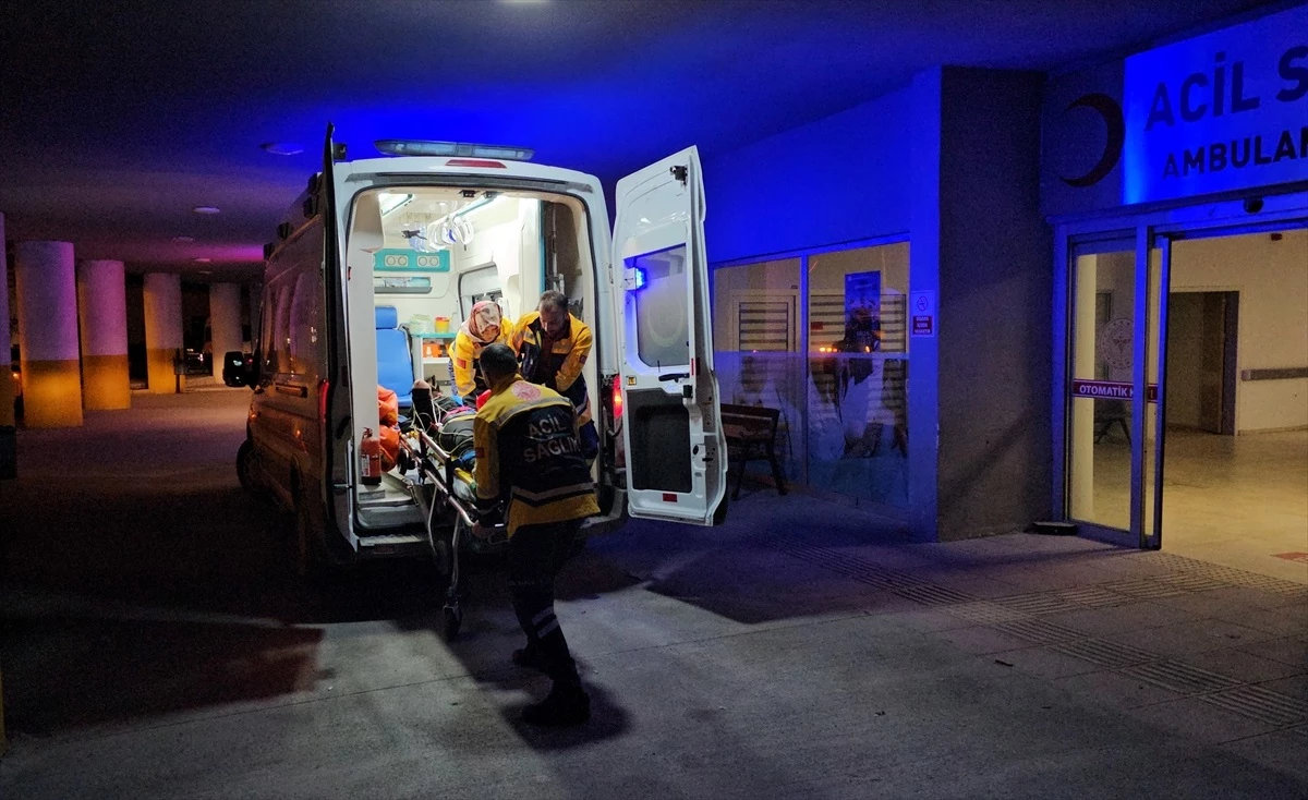 Erzincan'da Üniversite Öğrencisi Minibüs Kazasında Ağır Yaralandı