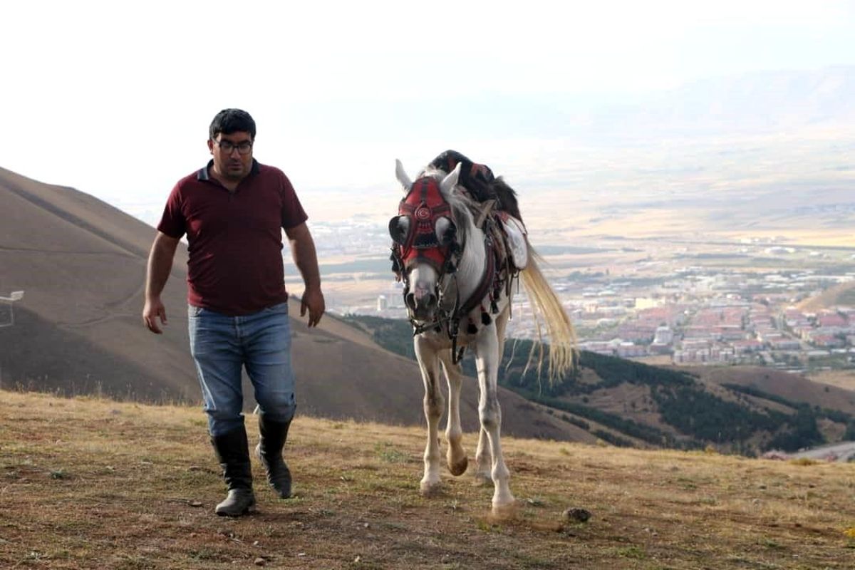 Erzurum, Hatay ve Artvin'den üç akademisyenin yayınladığı 'Eski Çağ'dan Modern Çağ'a' kitabı