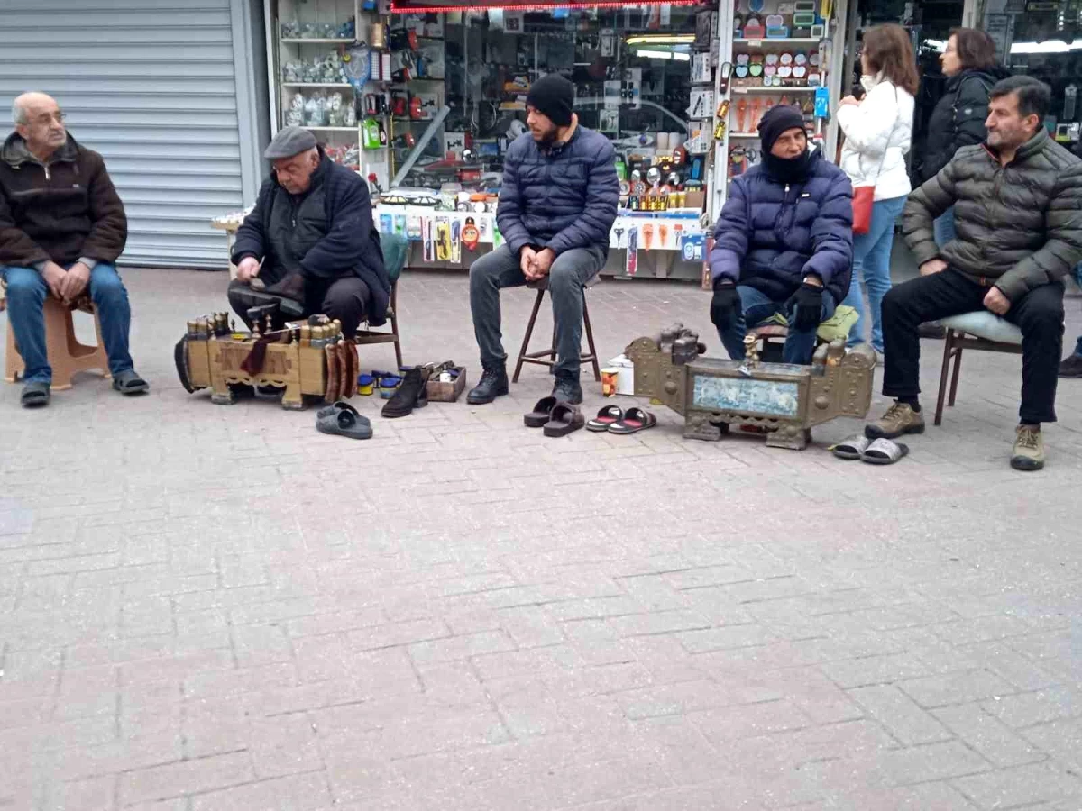 Eskişehir'de Ayakkabı Boyacıları Yeni Yılın İlk Gününde Çalıştı