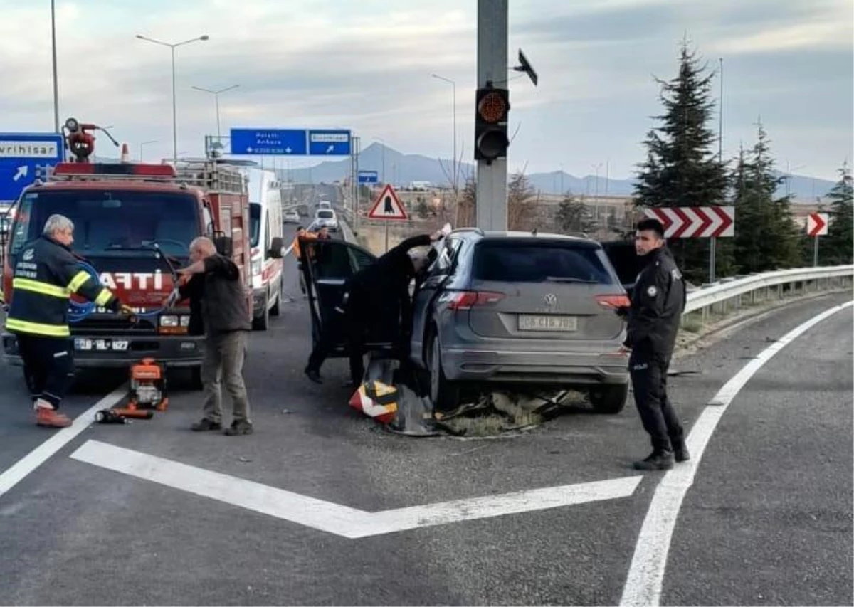 Eskişehir'de Otomobil Kaza Sonucu Saplandı, Sürücü Hayatını Kaybetti