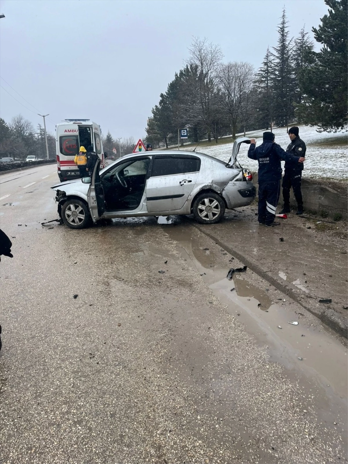 Eskişehir'de su biriken çukura girip duvara çarpan otomobilin sürücüsü yaralandı