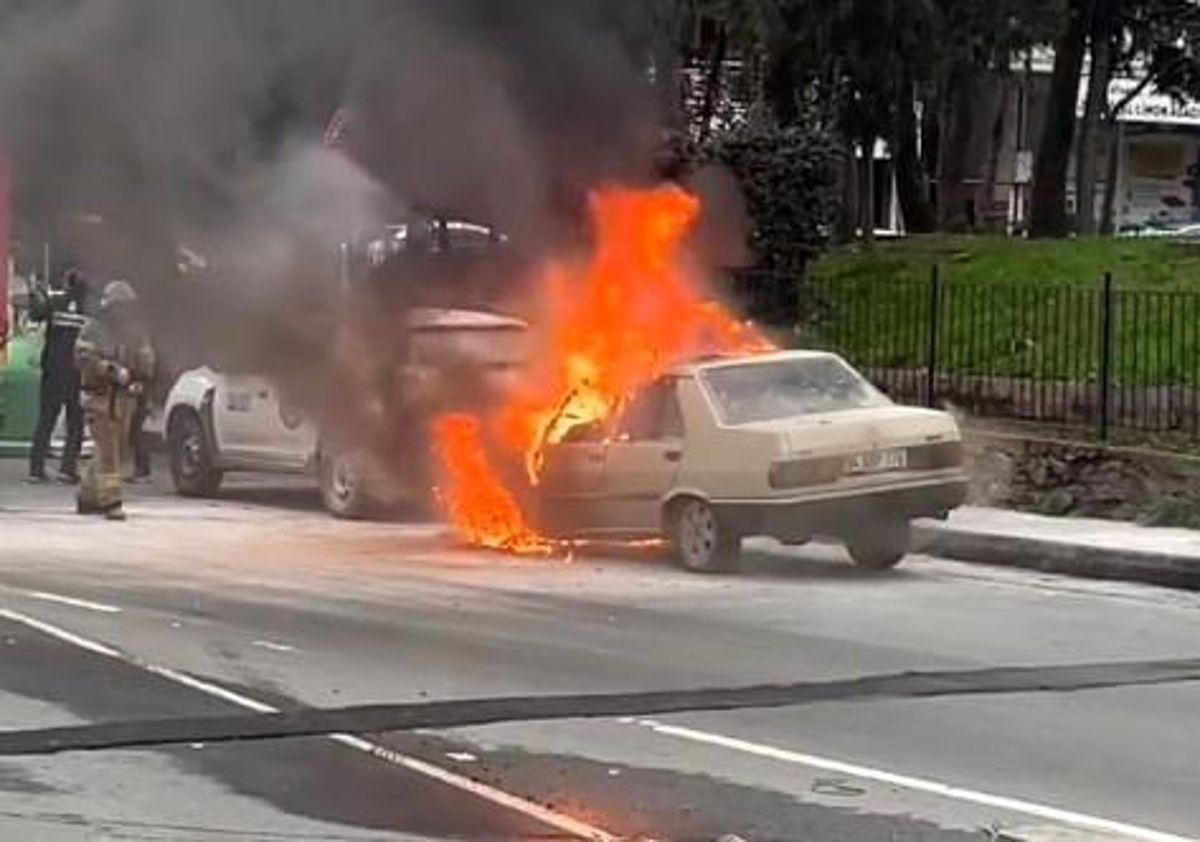 Eyüpsultan'da Park Halindeki Otomobilde Yangın Çıktı