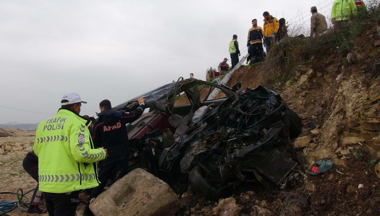 Feci kaza: 2 kişi öldü! Otomobil kullanılamaz hale geldi