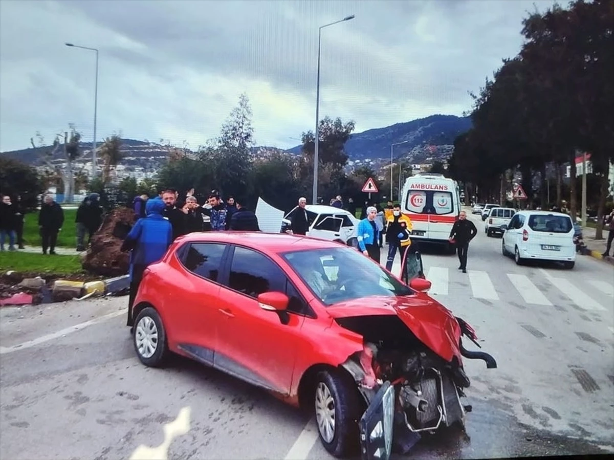 Finike'de Otomobil Çarpışması: 1 Yaralı