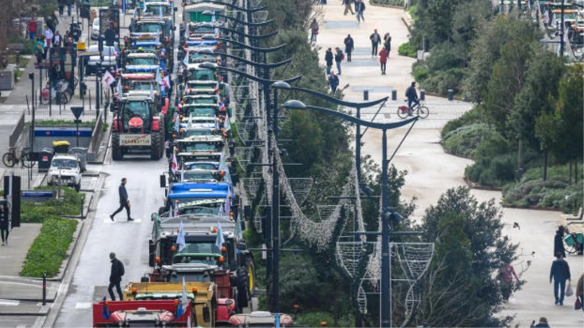 Fransa'da çiftçiler tarım politikasına tepki göstererek otoyolu trafiğe kapattı