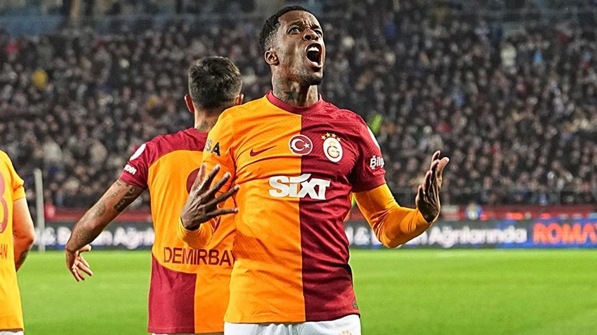 Galatasaray'da Zaha'nın kariyerinin 100. golü sevinci