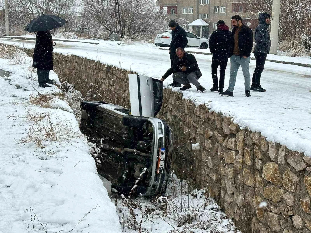 Hakkari'de yoğun kar yağışı sonucu otomobil dereye düştü