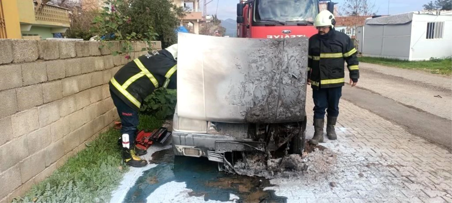 Hassa ilçesinde Tofaş marka otomobilde çıkan yangın söndürüldü