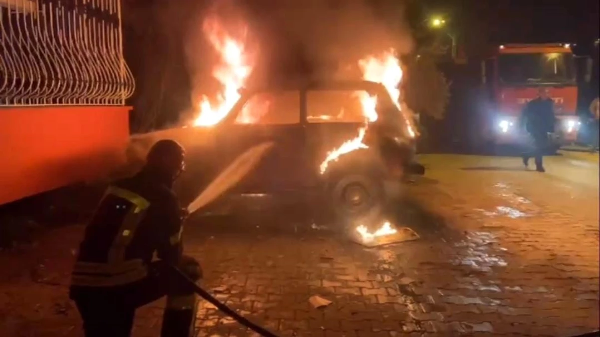 Hatay'da park halindeki otomobil yanarak kullanılamaz hale geldi