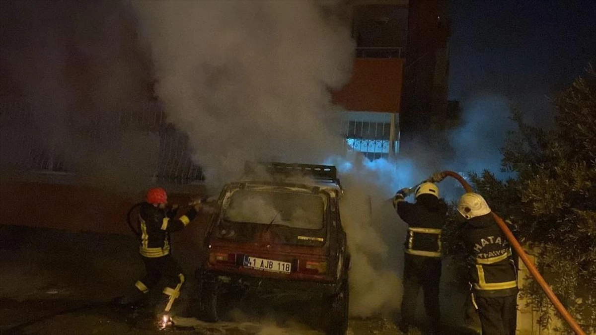 Hatay'da Park Halindeki Otomobilde Yangın Çıktı