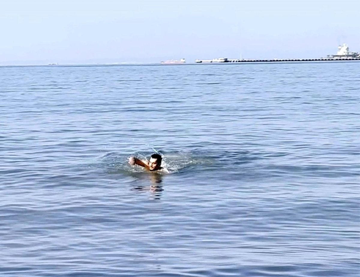 Hatay'da Yağışlı Havaya Rağmen Deniz Keyfi