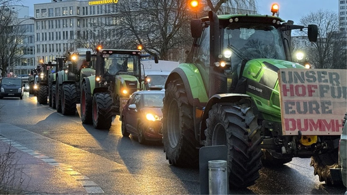 Hükümetin vergi politikası ülkeyi karıştırdı! Almanya'nın başkenti Berlin'de binlerce çiftçi traktörleriyle meydanları kapattı