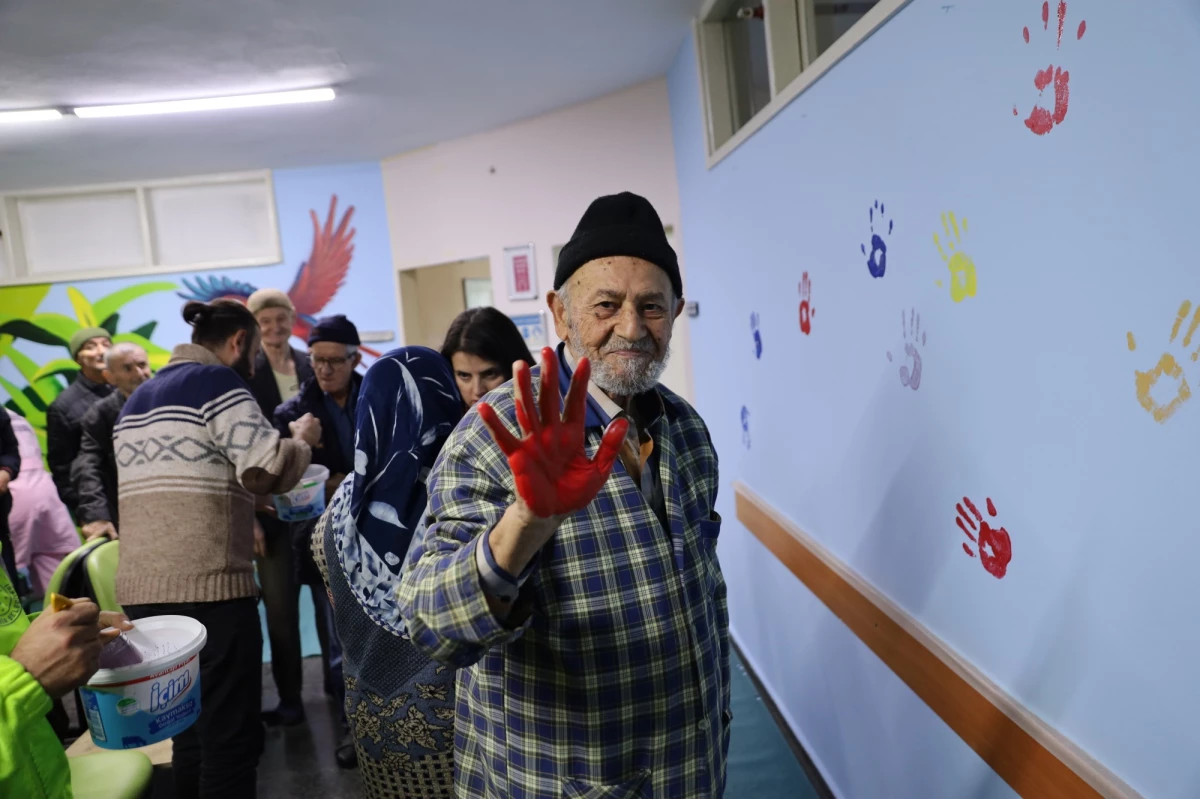 Huzurevi sakinleri, duvarları sanat eserine dönüştürdü