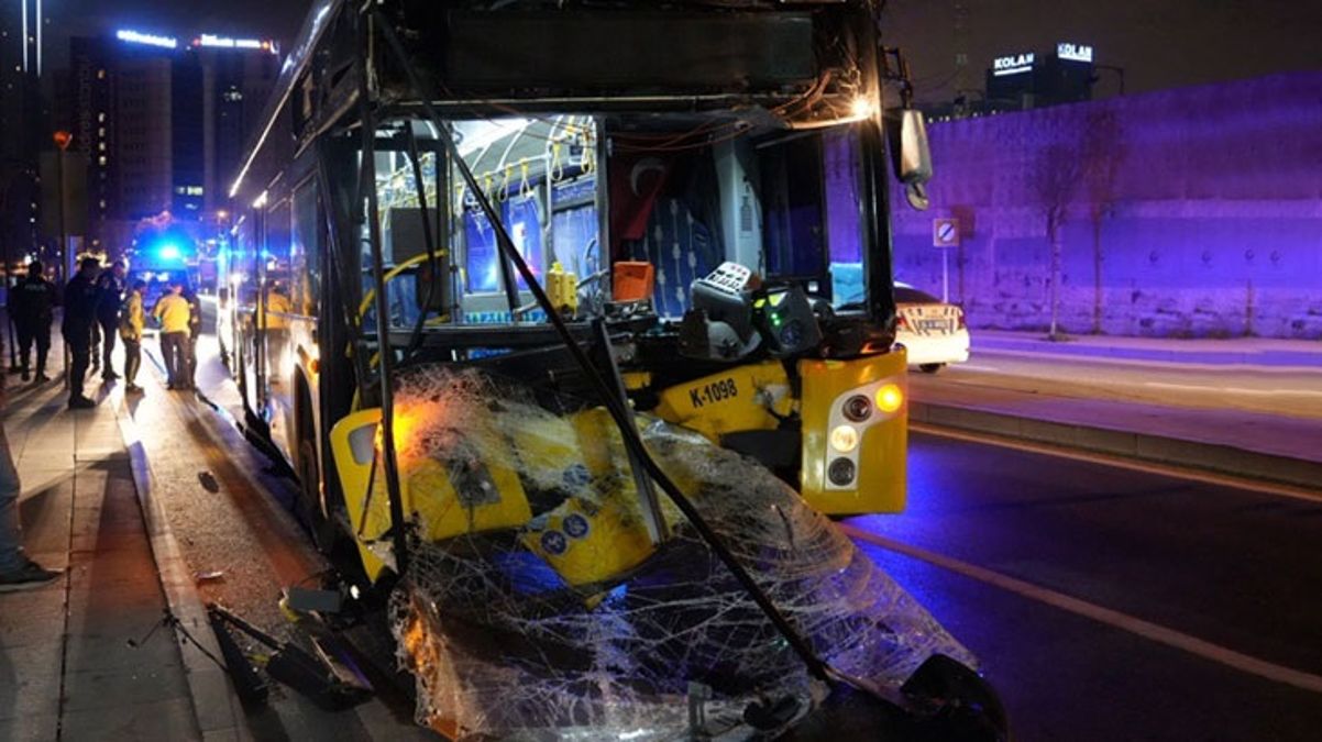 İETT otobüsü hafriyat kamyonuna çarptı: 9 kişi yaralandı