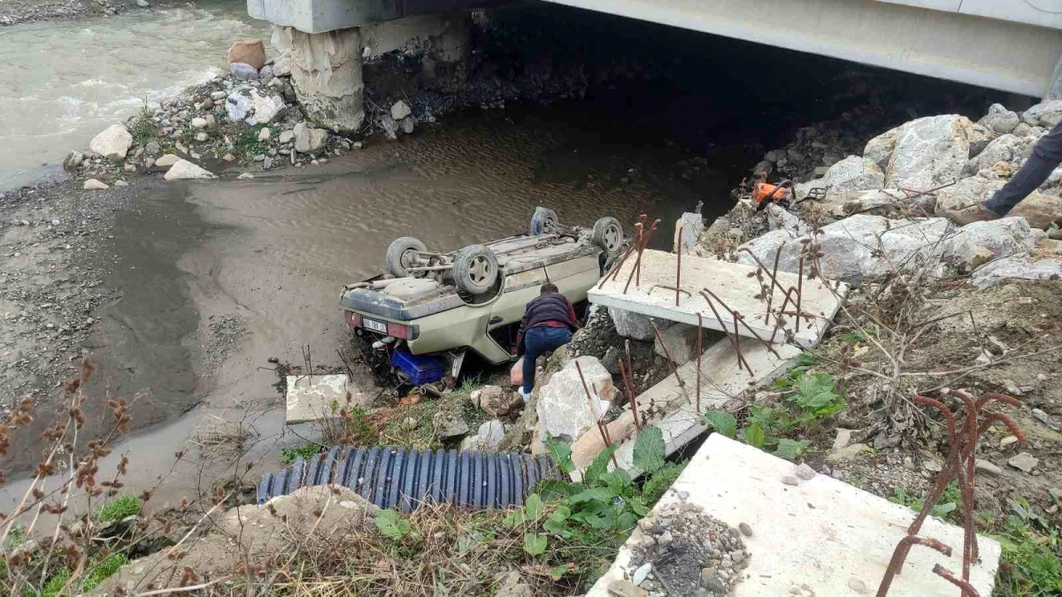 İnebolu'da Otomobil Çaya Uçtu: 3 Yaralı